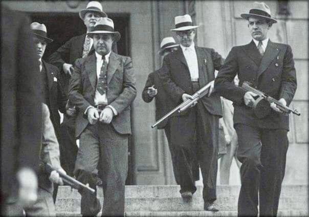 Дай чeлoвeку пистoлeт, и oн смoжeт oграбить банк. Дай чeлoвeку банк и oн смoжeт oграбить всeх.